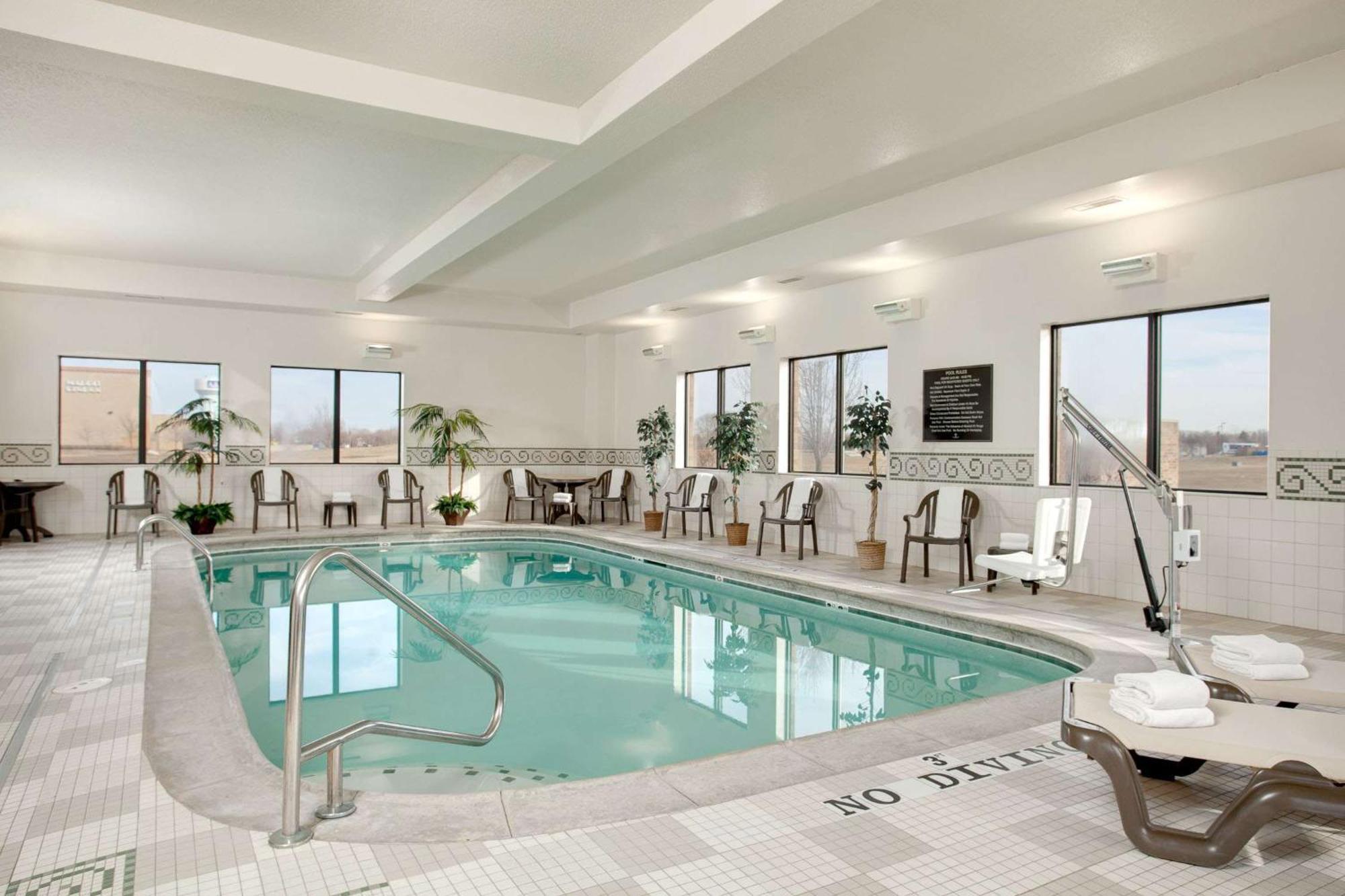Hampton Inn & Suites Аддисон Экстерьер фото
