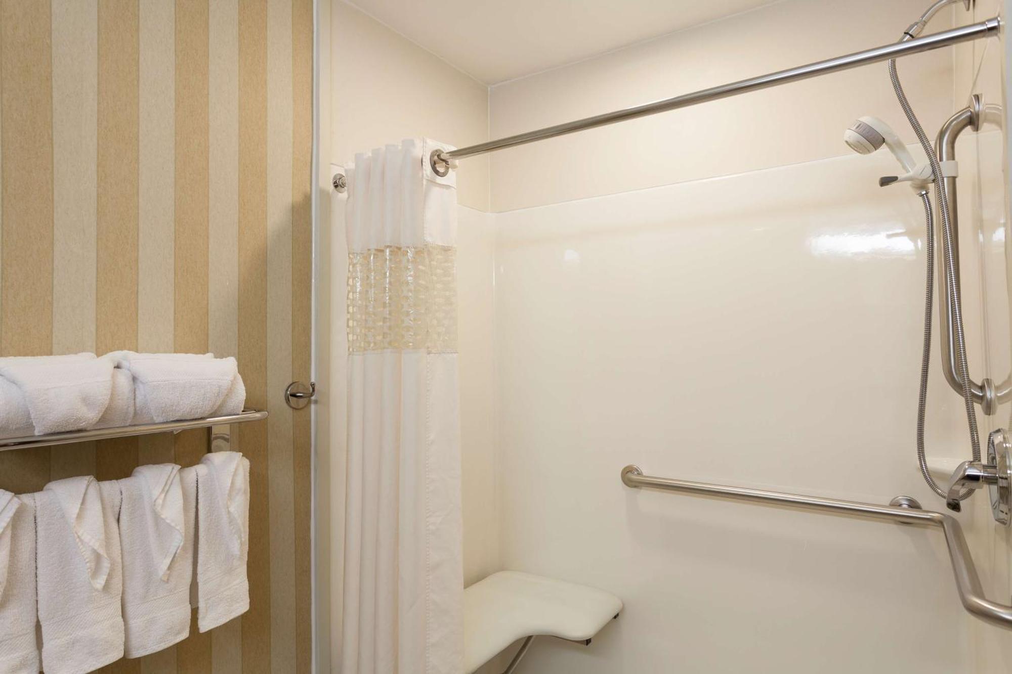 Hampton Inn & Suites Аддисон Экстерьер фото