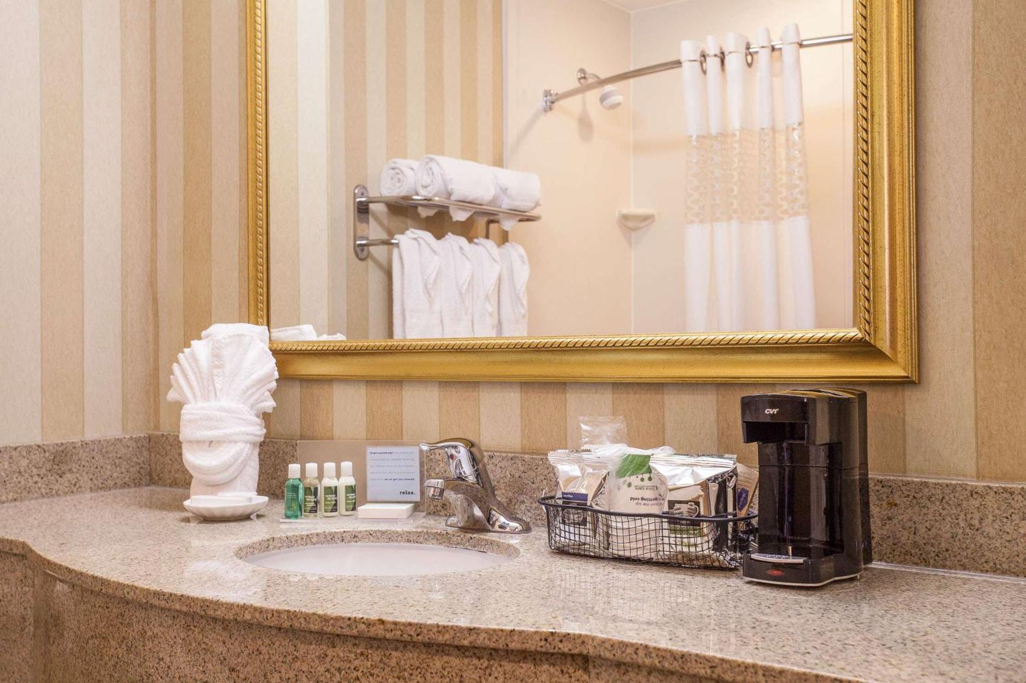 Hampton Inn & Suites Аддисон Экстерьер фото